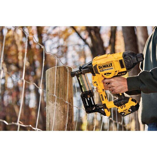 DeWALT 20V MAX XR Cordless Fencing Stapler 9-Ga (Tool Only)