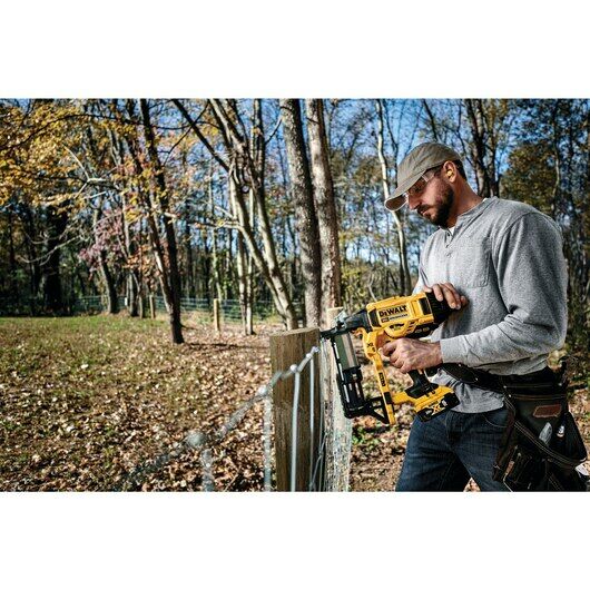 DeWALT 20V MAX XR Cordless Fencing Stapler 9-Ga (Tool Only)