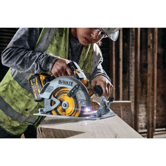 DEWALT 20-V Max FlexVolt Advantage Brushless Circular Saw, 7 1/4-In (Tool Only)