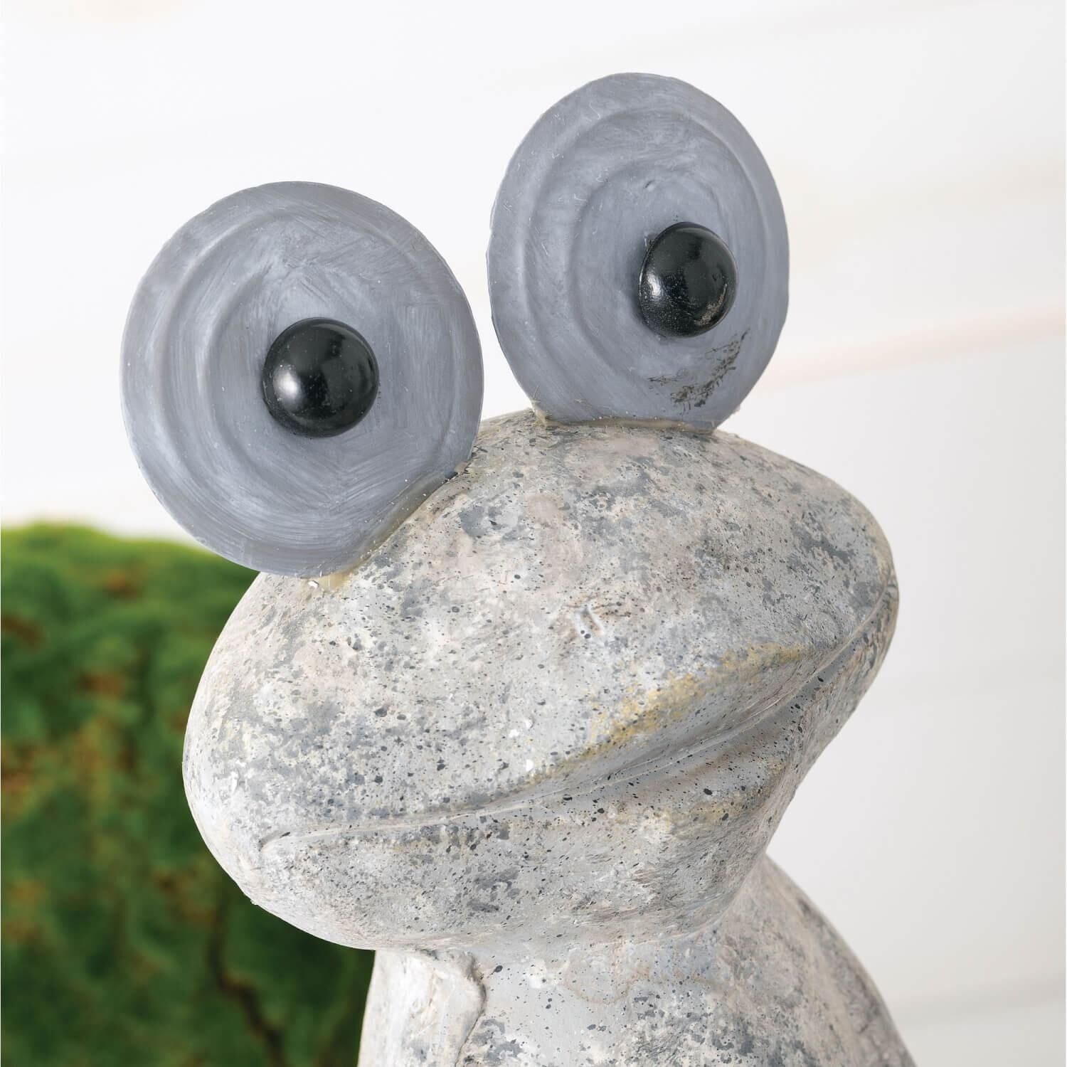Sullivans Big Eyed Frog Garden Statue