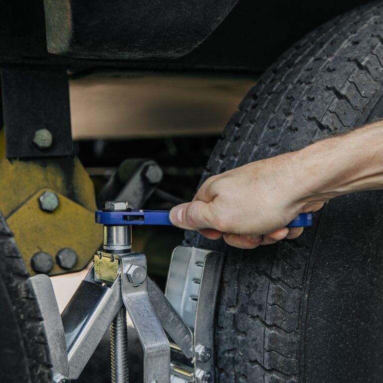 Camco Outdoors Eazlift Wheel Stop With Wrench And Lock