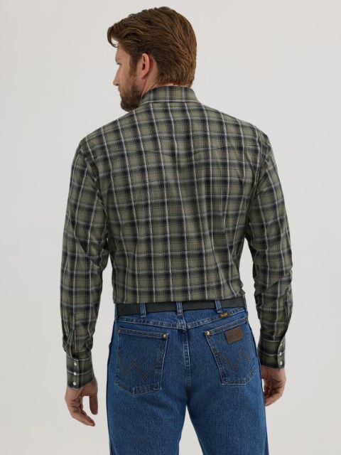 Wrangler Men's Wrinkle Resist Classic Fit Long Sleeve Shirt