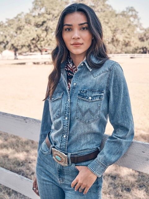 Wrangler Women's Classic Denim Slim Western Snap Shirt