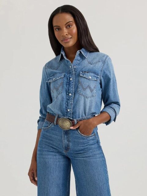 Wrangler Women's Classic Denim Slim Western Snap Shirt