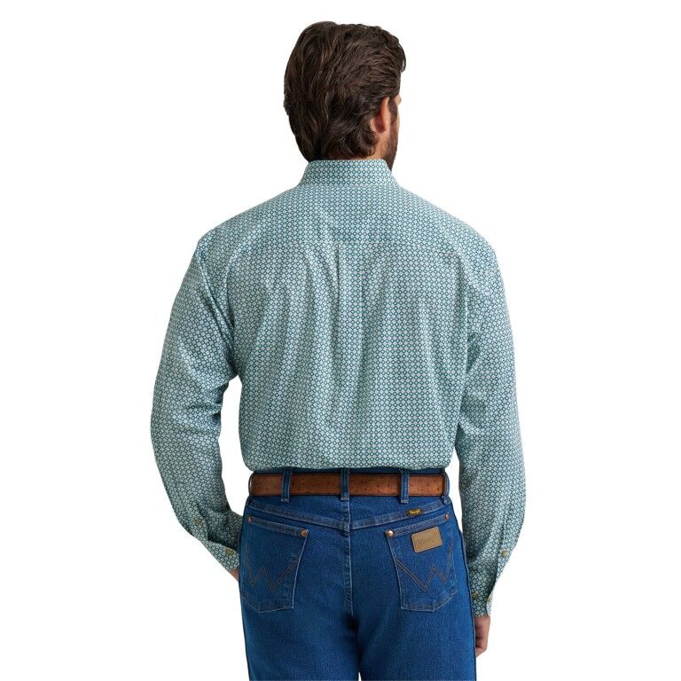 Wrangler Men's Relaxed Fit Classic Long Sleeve Shirt