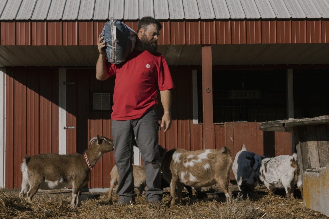 Carhartt Men's Loose Fit Heavyweight Short Sleeve Pocket T-Shirt