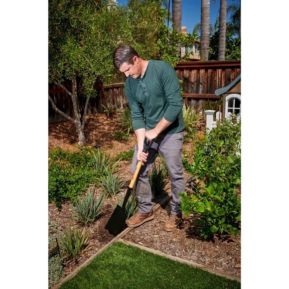 Corona Garden Spade Shovel with Wood D-Grip Handle, 15-Gauge, 30-In