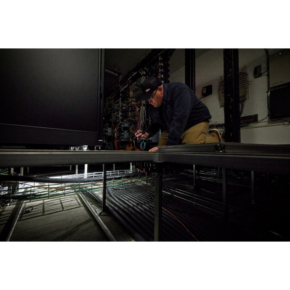 Milwaukee REDLITHIUM USB 2,000-Lumen Slide Focus Flashlight