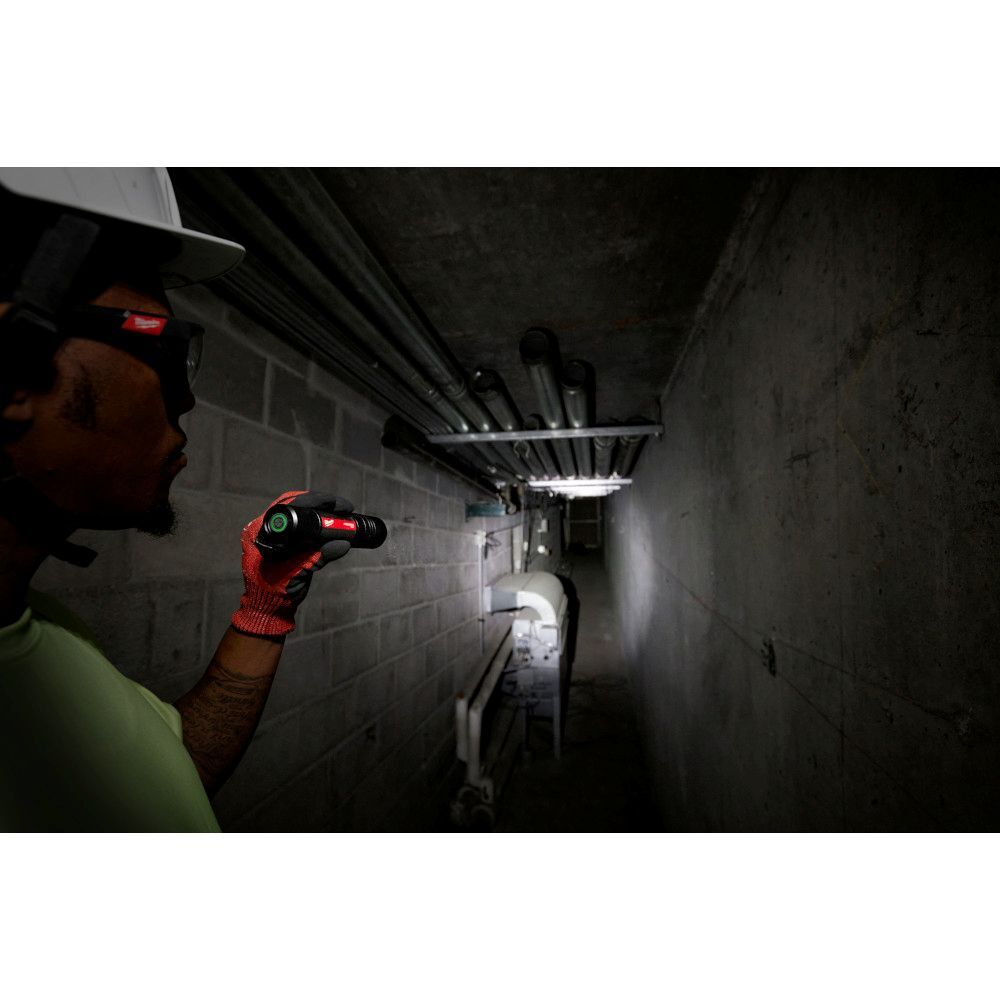 Milwaukee REDLITHIUM USB 2,000-Lumen Slide Focus Flashlight