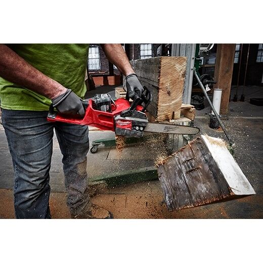 Milwaukee M18 Fuel 16 in. Battery Powered Chainsaw Kit
