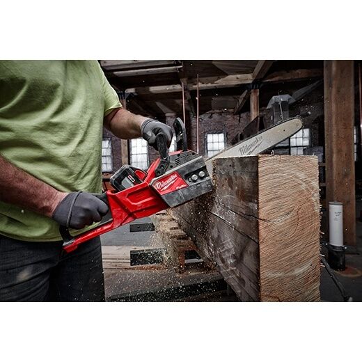 Milwaukee M18 Fuel 16 in. Battery Powered Chainsaw Kit