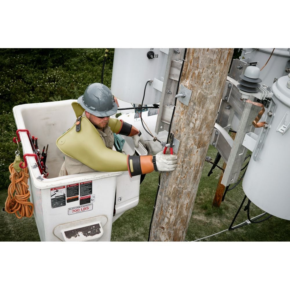 Milwaukee 9-In Lineman's Dipped Grip Pliers with Thread Cleaner (USA)