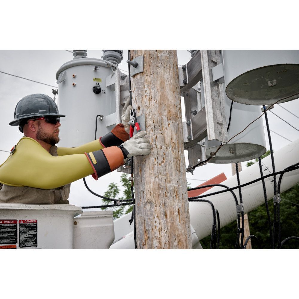 Milwaukee 9-In Lineman's Comfort Grip Pliers with Thread Cleaner (USA)