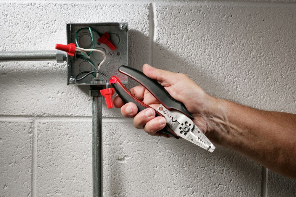 Gardner Bender Circuit Alert, Multi-Tool Strips, Crimps, and Cuts 8-20 AWG