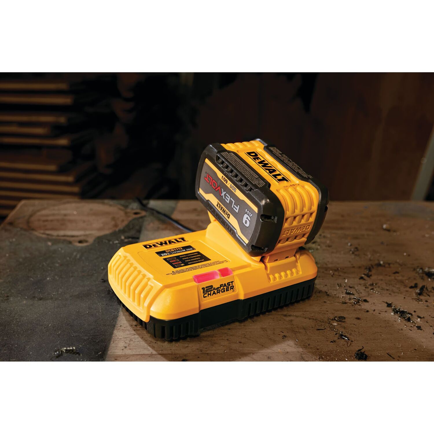 DEWALT 20-V Max/ FlexVolt Fan Cooled Fast Charger