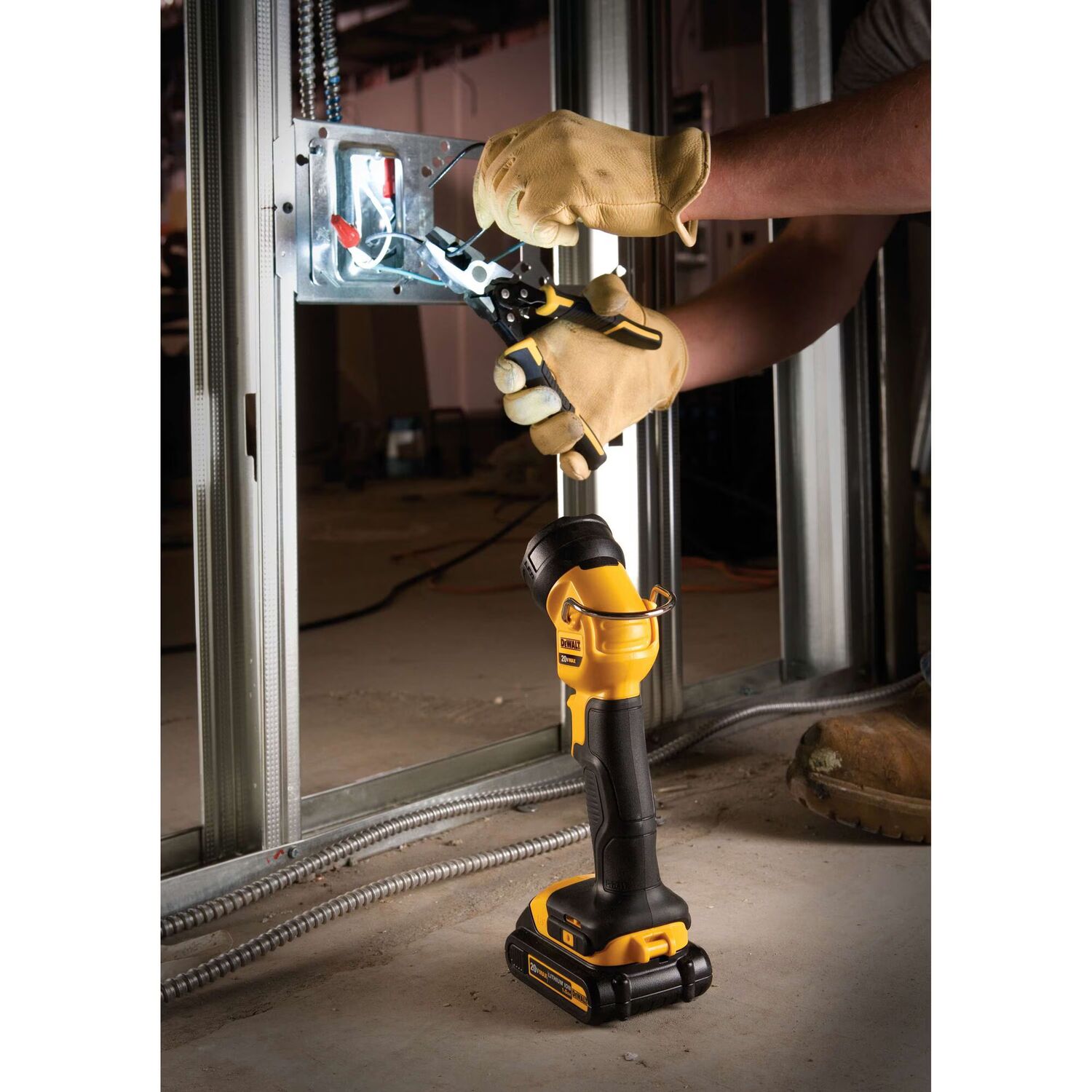 DEWALT 20-V Max LED Work Light, 110-Lm (Tool Only)