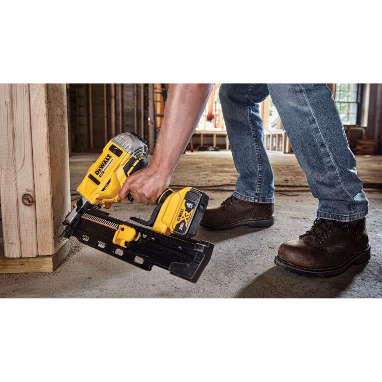 DEWALT 20-V Max 21° Plastic Collated Framing Nailer Kit