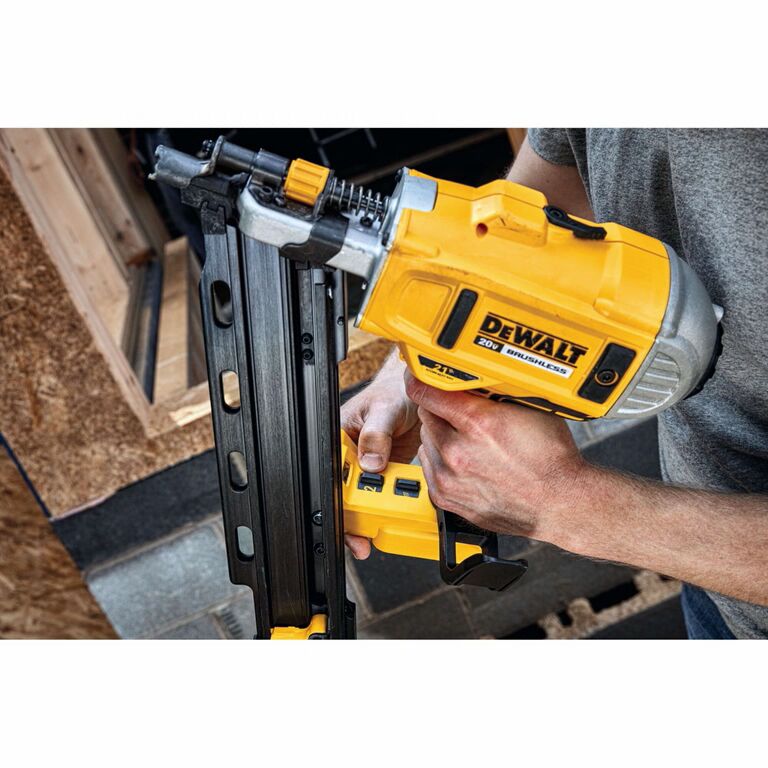 DEWALT 20-V Max 21° Plastic Collated Framing Nailer Kit