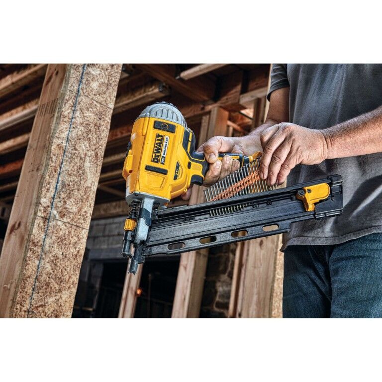 DEWALT 20-V Max 21° Plastic Collated Framing Nailer Kit