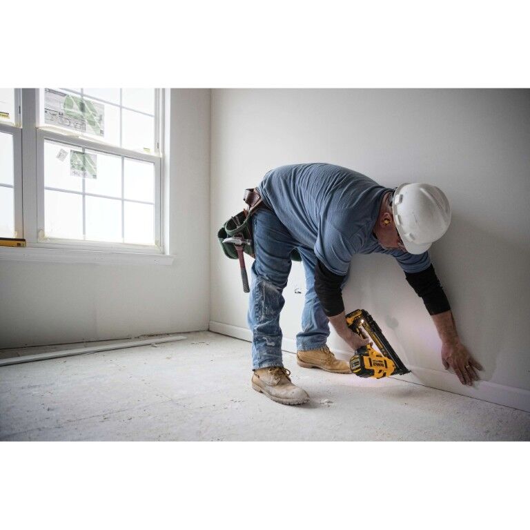 DEWALT 20-V Max XR Angled Finish Nailer Kit, 15-Gauge