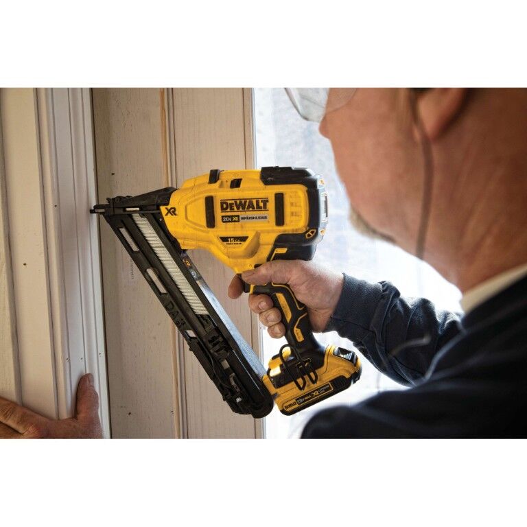 DEWALT 20-V Max XR Angled Finish Nailer Kit, 15-Gauge