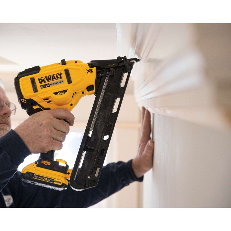 DEWALT 20-V Max XR Angled Finish Nailer Kit, 15-Gauge