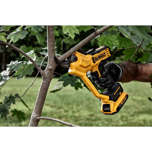 Dewalt 20V Max Cordless Pruner Kit, 1.5-In