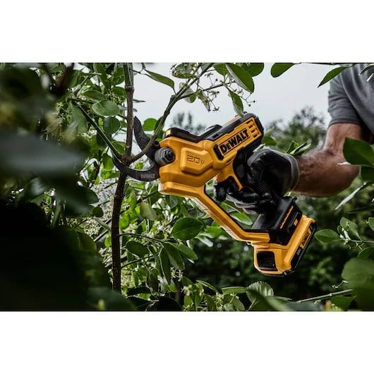 Dewalt 20V Max Cordless Pruner Kit, 1.5-In