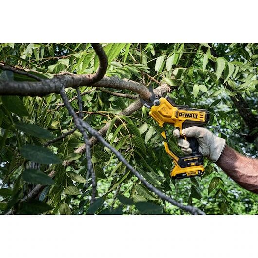 Dewalt 20V Max Cordless Pruner Kit, 1.5-In