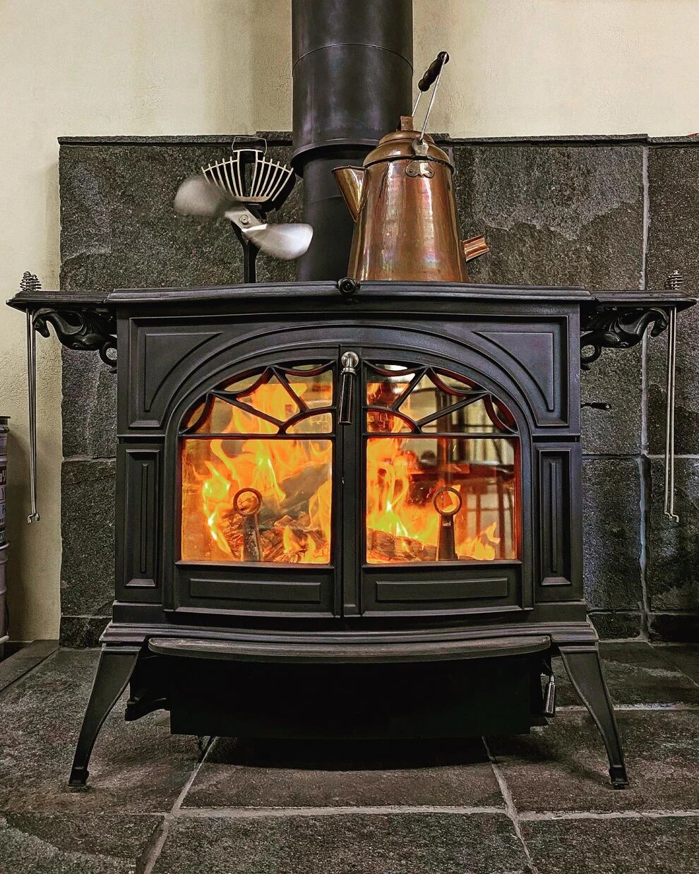Vermont Castings Defiant Wood-Burning Stove In Black