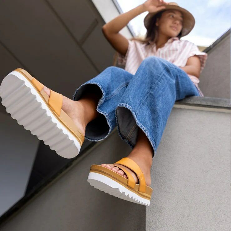 REEF Women's Cushion Vista HI Sandal