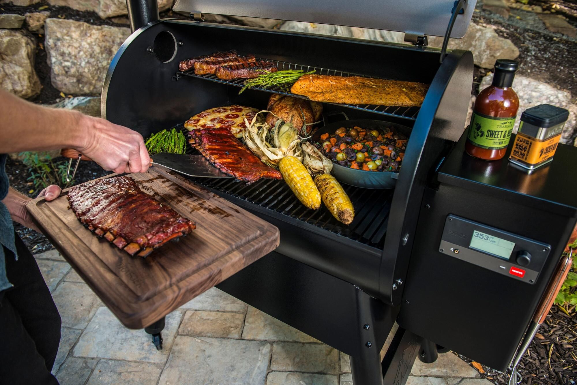 Pro Series 575 Pellet Grill with WiFIRE® in Black